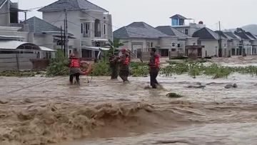 Banjir Rendam Dua Kecamatan di Padang, Tim BPBD Bergerak Evakuasi Warga